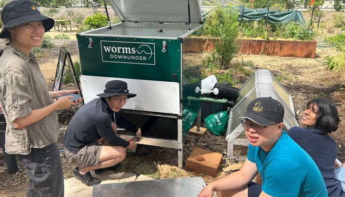 Worms against waste